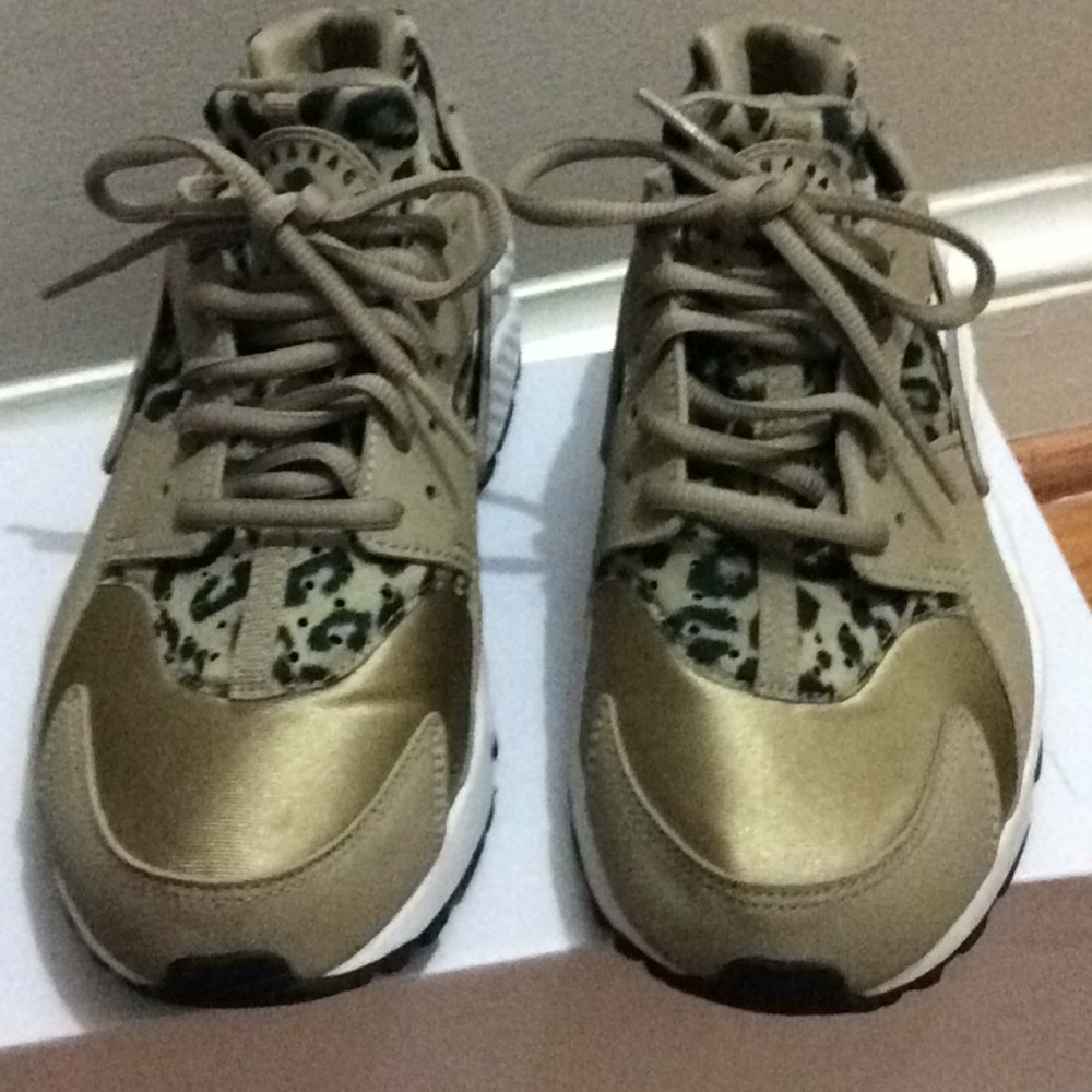 GOLD NIKE SNEAKER SZ 7